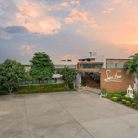 Sea Two Pool Villa Resort Pattaya Джомтиен Бийч Екстериор снимка